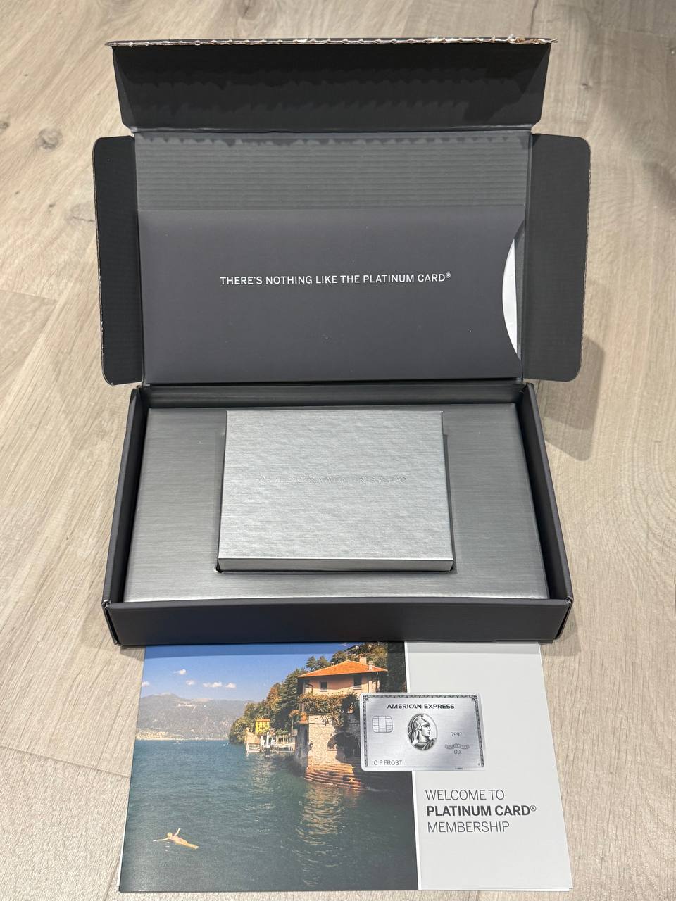 打開後的美版 AMEX 白金卡盒裝內容